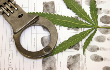 Двое полицейских подставили своего знакомого, передав на хранение марихуану